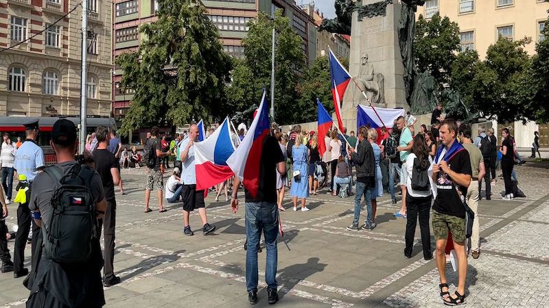Odpůrci vakcinace dětí proti koronaviru demonstrovali v Praze